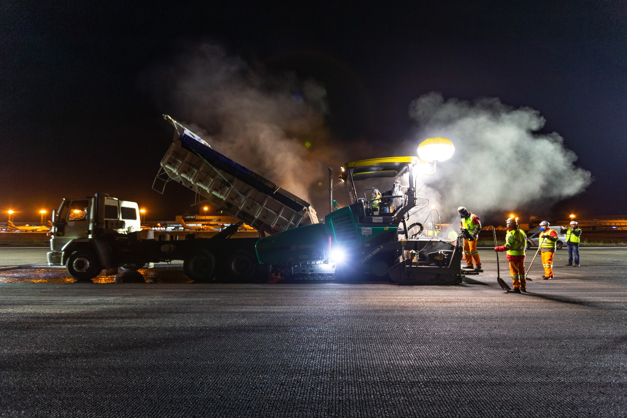 Equipe de engenharia em operação noturna